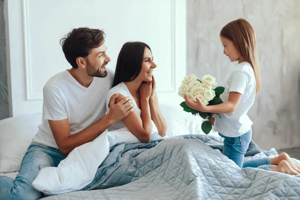 Eccitato Giovani Genitori Che Guardano Una Bambina Portare Mucchio Rose — Foto Stock