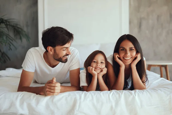 Allegro Uomo Guardando Felicemente Sua Moglie Loro Figlia Mentre Sdraiato — Foto Stock