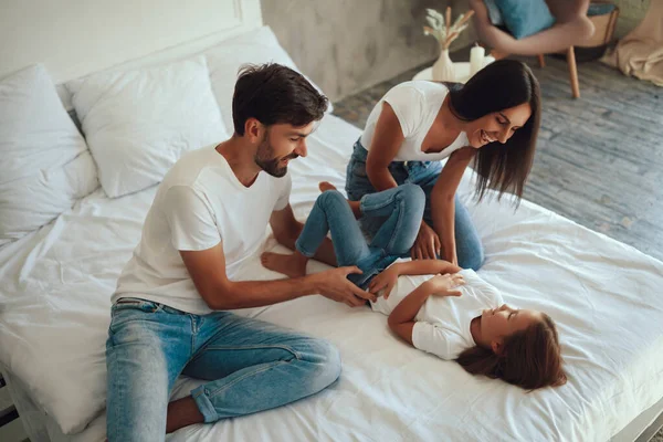 Uomo Gioioso Donna Felice Sorridente Mentre Giocano Con Figlia Letto — Foto Stock