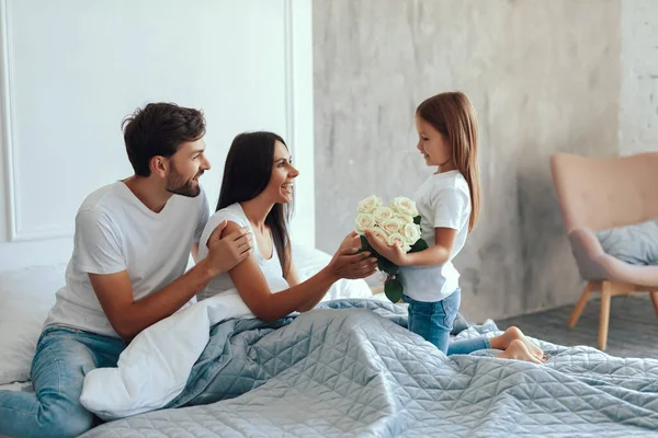 Cura Bambina Dando Bel Mazzo Rose Alla Sua Giovane Madre — Foto Stock