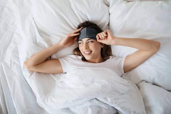 Ενθουσιασμένη Νεαρή Κυρία Σηκώνει Μάσκα Του Ύπνου Από Μάτια Της — Φωτογραφία Αρχείου