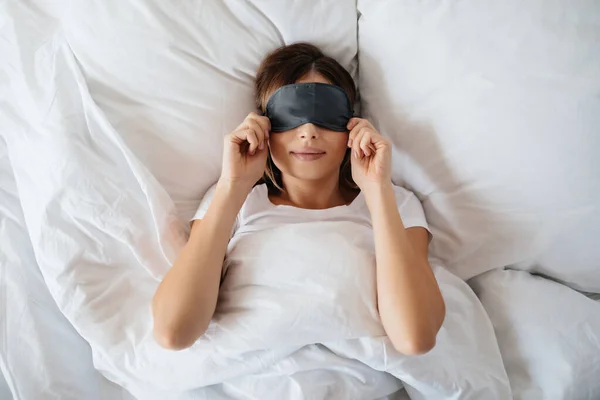 Mujer Joven Agradable Acostado Cama Poner Máscara Ojos Antes Dormir —  Fotos de Stock