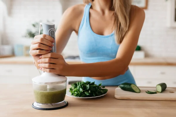 Foto Recortada Señora Parte Superior Azul Usando Licuadora Cocina Para — Foto de Stock