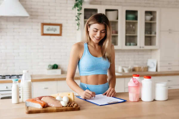 Amigable Jovencita Sonriendo Anotando Diario Nutrición Mientras Está Pie Cerca — Foto de Stock