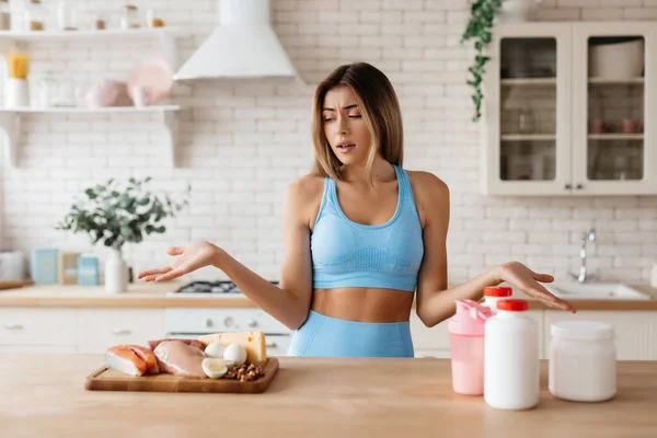 Jovencita Confusa Tomándose Mano Teniendo Problemas Para Elegir Entre Fuentes — Foto de Stock