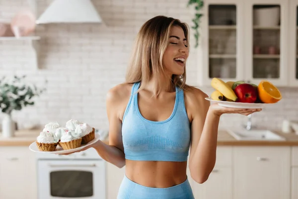 Cintura Joven Enérgica Posando Cocina Sosteniendo Platos Con Frutas Postres — Foto de Stock