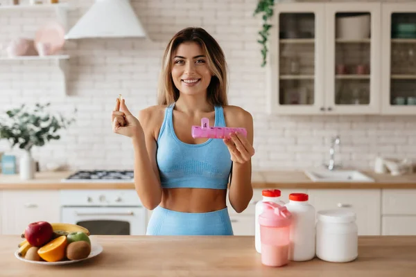 Foto Cintura Una Joven Atractiva Parada Cocina Sosteniendo Sus Vitaminas — Foto de Stock