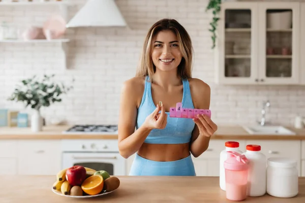 Mujer Joven Enérgica Sonriendo Cámara Mientras Prepara Para Tomar Dosis — Foto de Stock