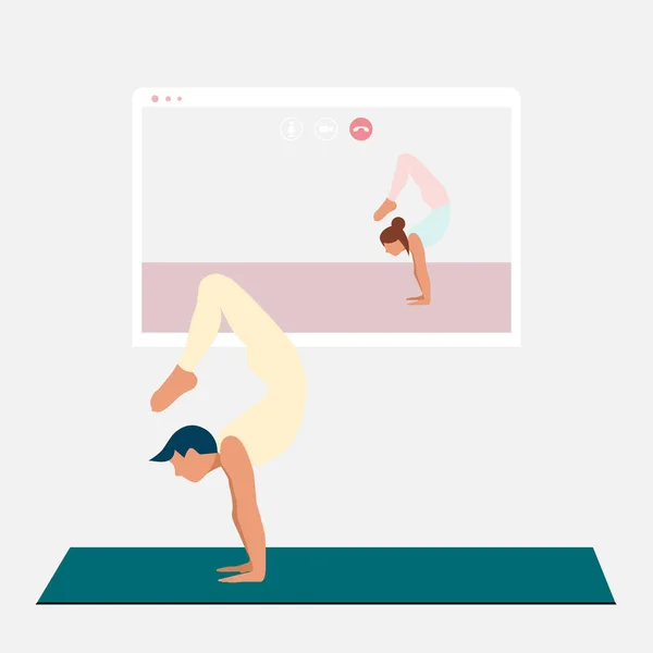 Akrep pozu veren genç bir adam TV 'de ya da projektörde yoga pratiği izliyor. Evde kal konsepti. Karantina sırasında ev aktivitesi. Online kurslar, eğitim. Eps 10.