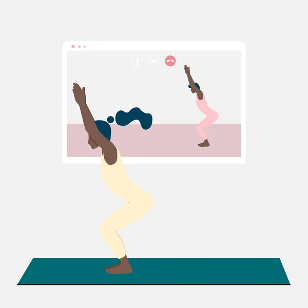 Sandalyede duran genç siyahi bir kadın TV 'de ya da projektörde yoga pratiği seyrediyor. Evde kal konsepti. Karantina sırasında ev aktivitesi. Online kurslar, eğitim.