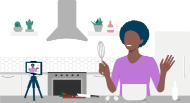 Genç, gülümseyen siyah bir kadın sosyal ağlar için mutfakta tripodda akıllı telefon kamerasıyla yemek pişiriyor ve video kaydediyor. Çevrimiçi aşçılık. Blog, vlog, serbest. Online kurslar, e-öğrenim. 