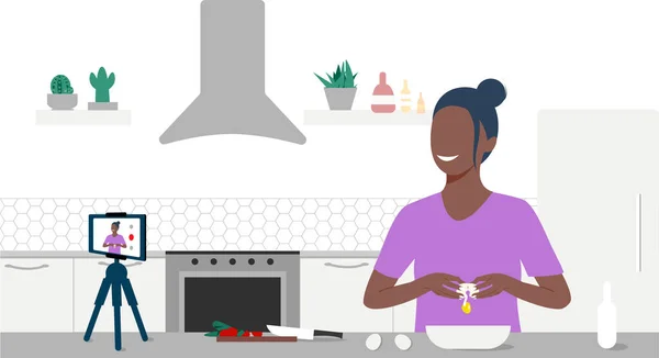 Food blogger streaming ζωντανά. Μια όμορφη μαύρη γυναίκα σπάζοντας ένα αυγό και καταγράφει ένα online βίντεο μαγειρικής φροντιστήριο στο τηλέφωνό του. Γυναίκα επικοινωνεί με συνδρομητές μέσω τηλεφωνικής κάμερας. Eps 10. — Διανυσματικό Αρχείο