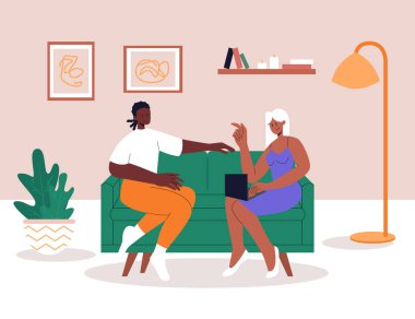 Irklar arası lezbiyen çift oturma odasındaki rahat koltukta dinleniyor. Apartmanda birlikte vakit geçirmek. Dizüstü bilgisayarlı kadın. İnsanlar kanepede oturuyor. Karantina sonrası yaşam tarzı. Vektör illüstrasyonu. 