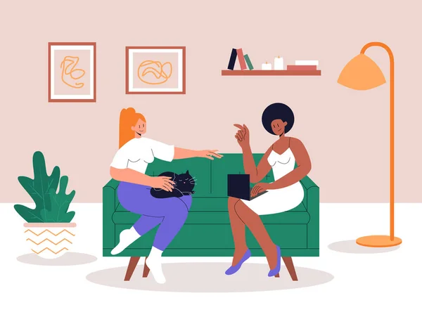 Couple lesbien interracial relaxant sur un canapé confortable dans le salon. Passer du temps ensemble dans un appartement. Femme avec ordinateur portable. Des gens assis sur le canapé. Style de vie post-quarantaine. Illustration vectorielle. — Image vectorielle