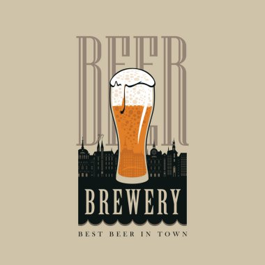 Bira fabrikası, kasabanın en iyi birası. Eski kasabanın arka planında köpüklü bir bardak birayla retro tarzında dekoratif çizimler.