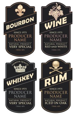 Şekil çerçevelerdeki çeşitli alkollü içecekler için dört vektör etiketi seti. Hafif arka planda viski, şarap, viski ve rom için siyah etiketler