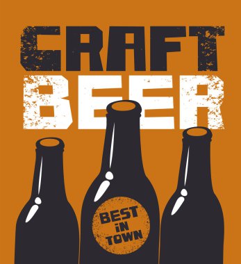 Şehirdeki en iyi el yapımı biranın afişi. Üzerinde yazılar ve kahverengi arka planda üç siyah şişe bulunan grunge tarzında vektör illüstrasyonu