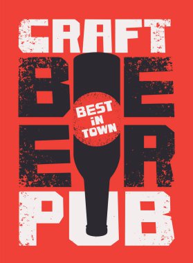 Şehirdeki en iyi el işi birası olan bir bara afiş. Kırmızı zemin üzerinde yazılar ve ters bira şişesi olan grunge tarzında vektör illüstrasyonu