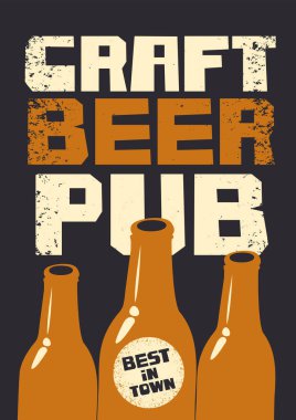 Şehirdeki en iyi el işi birası olan bir bara afiş. Siyah arkaplanda grunge stili yazıtlar ve üç bira şişesi olan vektör illüstrasyonu