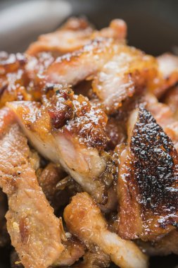 Bal ile pişmiş domuz eti