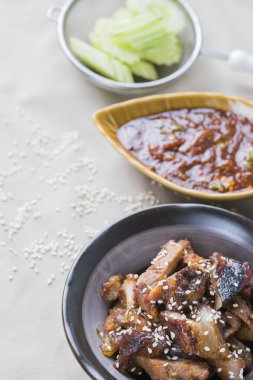 Bal ile pişmiş domuz eti