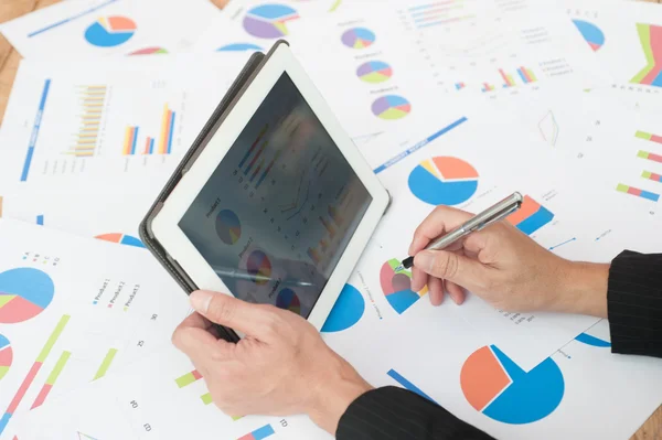 Bilgisayar tableti kullanan bir işadamı