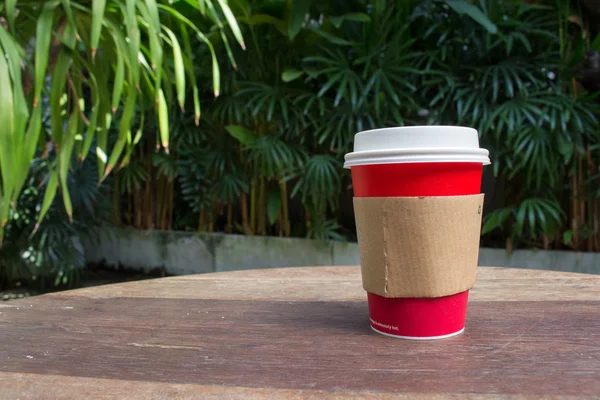 Taza de café de papel en la mesa — Foto de Stock