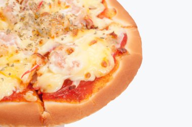 beyaz zemin üzerinde pizza