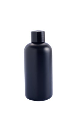 Şampuan şişesi üzerinde beyaz arka plan izole kırpma yolu vardır