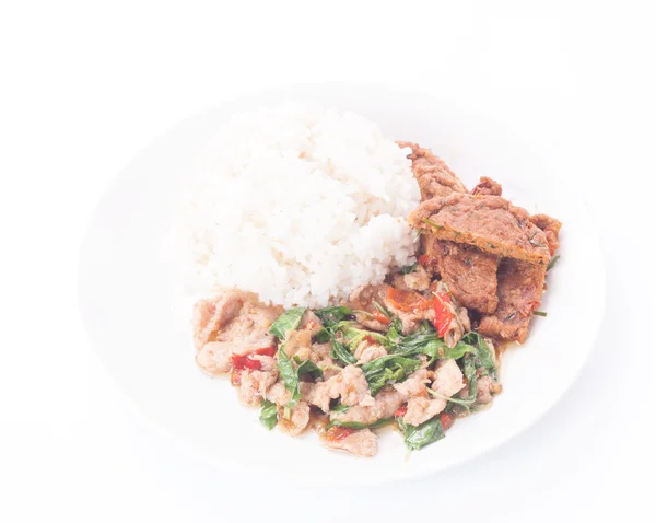 Тайская кухня, закрыть Райс увенчанный перемешать жареную свинину и базилик — стоковое фото