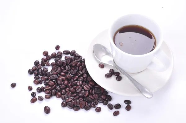 Beyaz arka planda kahve fincanı ve fasulye..