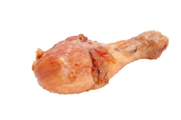 Золотисто-коричневый жареный цыпленок на белом фоне — стоковое фото