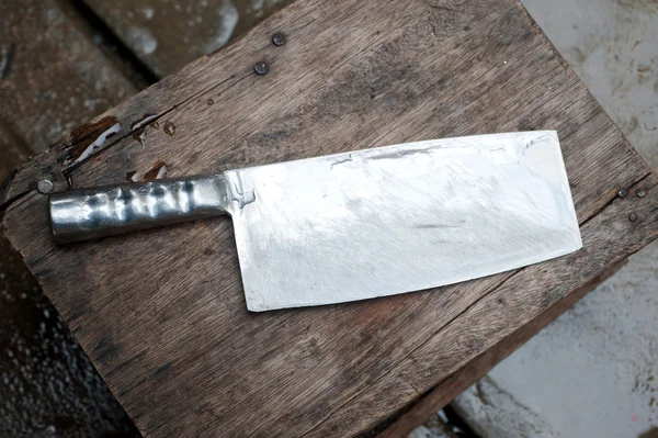 Μαχαίρι κουζίνας σε μια ξύλινη επιφάνεια — Φωτογραφία Αρχείου