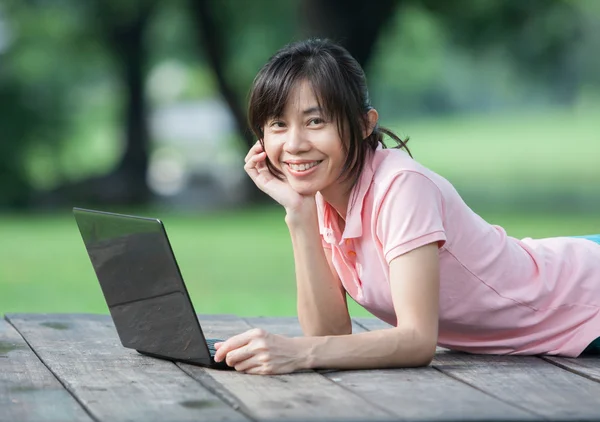 Woman sitting use computer in park — Stock Photo, Image