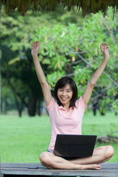 Woman sitting use computer in park — Stock Photo, Image