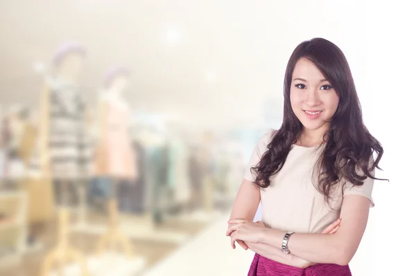 Aziatische zakenvrouw in shopping mall — Stockfoto