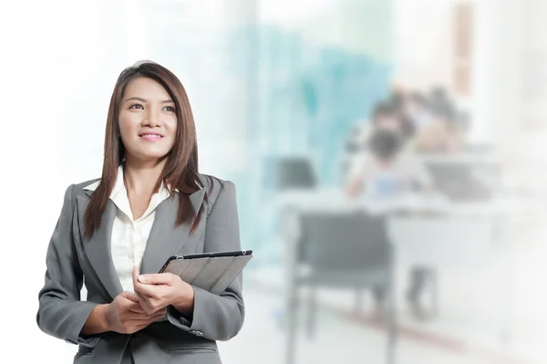 Aziatische zakenvrouw met digitale tablet Stockafbeelding