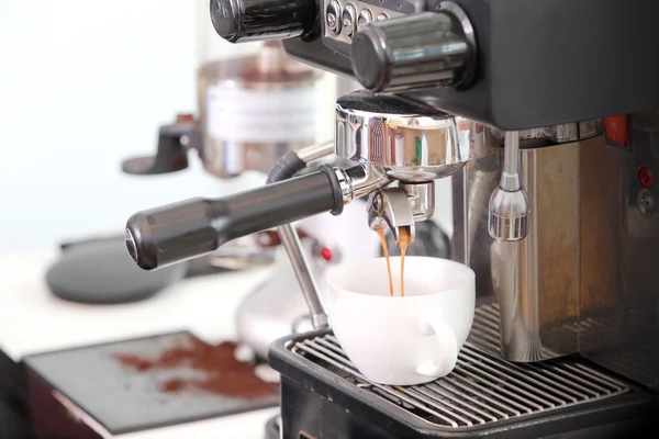 Coffee machine making espresso in a cafe — Stock Photo, Image