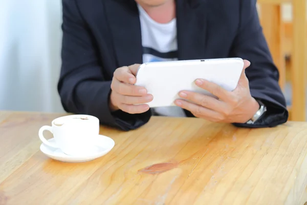 Zakenman met smartphone in een koffieshop Rechtenvrije Stockafbeeldingen