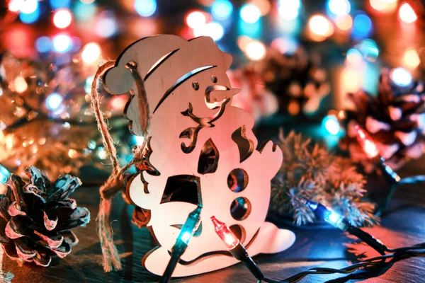 Dekorativer Hölzerner Schneemann Vor Dem Hintergrund Verschwommener Weihnachtslichter Und Anderer — Stockfoto