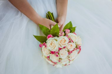 Gelinin elinde düğün buketi