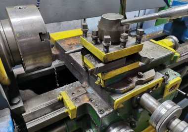 Bir çeşit montaj başlığı ve sanayi tornası kesicisi..