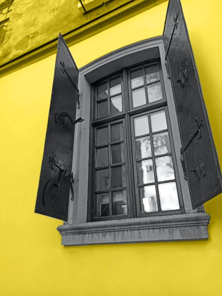 Vintage Letztlich Graues Fenster Des Alten Gebäudes Hintergrund Leuchtender Gelber — Stockfoto