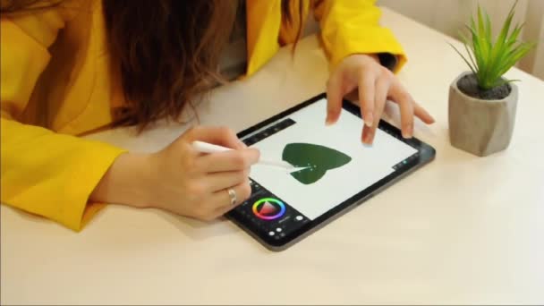Close-up van tekening illustratie op touchpad met stylus in verlichtende kleding — Stockvideo