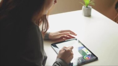 Ev kadını hobisi. Stylus ile dokunmatik bir çizim.