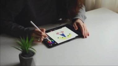 Stylus 'la birlikte dokunmatik kağıt üzerinde çalışırız. Minimum dekor. Ev hobisi