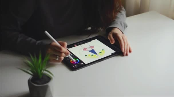 스타일러스를 사용하여 터치패드에 그림을 그리는 집에서 일하 십시오. 10 진법을 사용 한다. 가정 취미 — 비디오