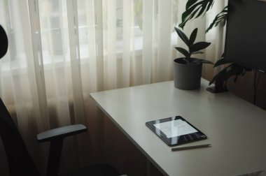 Dokunmatik tablet üzerinde çizim yapıyorum. Sıcak bir atmosfer. Yaratıcı bir çalışma.