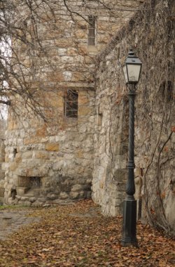 Kale duvarının yanında eski bir lamba. Antika bina dış tarafı.