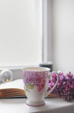 Leylak çiçekli bir fincan. Arka plan kompozisyonu. Romantik atmosfer.